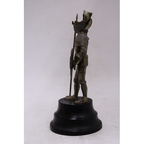 125 - A VINTAGE MUSICAL KNIGHT IN ARMOUR TABLE LIGHTER 