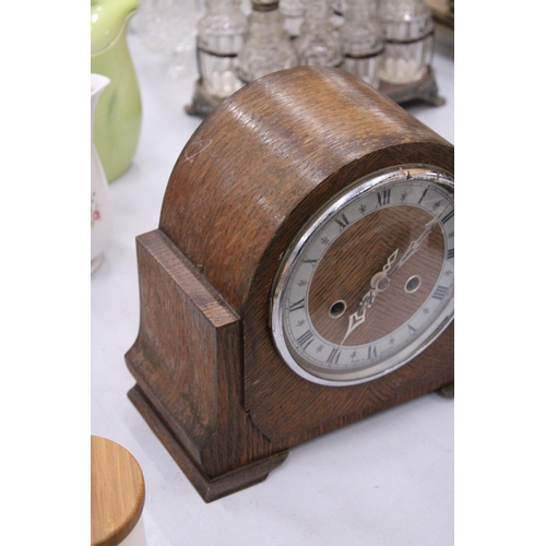 137 - A  MAHOGANY CASED VINTAGE SMITHS ENFIELD MANTLE CLOCK WITH PENDULUM AND KEY