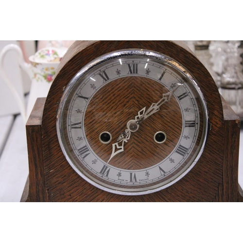 137 - A  MAHOGANY CASED VINTAGE SMITHS ENFIELD MANTLE CLOCK WITH PENDULUM AND KEY