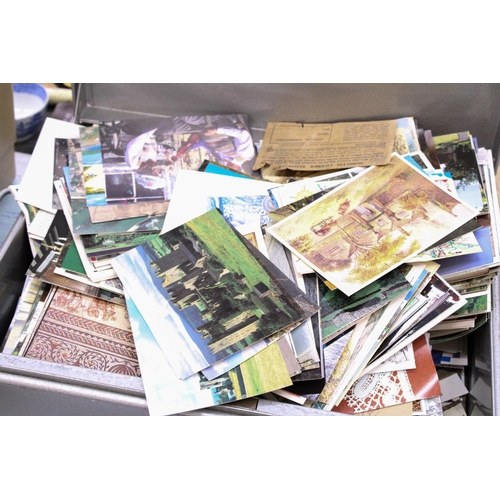 226 - A LARGE COLLECTION OF POSTCARDS, MAINLY SOUVENIR AND LANDMARKS IN A TIN BOX