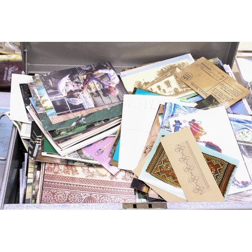 226 - A LARGE COLLECTION OF POSTCARDS, MAINLY SOUVENIR AND LANDMARKS IN A TIN BOX