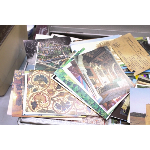 226 - A LARGE COLLECTION OF POSTCARDS, MAINLY SOUVENIR AND LANDMARKS IN A TIN BOX