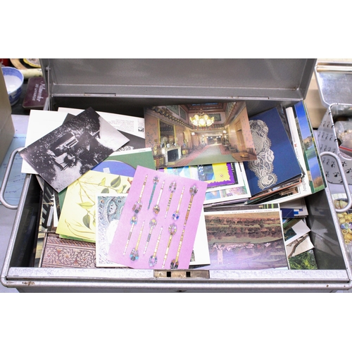 226 - A LARGE COLLECTION OF POSTCARDS, MAINLY SOUVENIR AND LANDMARKS IN A TIN BOX