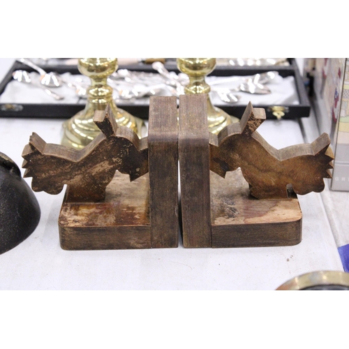 239 - A PAIR OF ART DECO STYLE SCOTTIE DOG BOOK-ENDS AND A SMALL BARREL