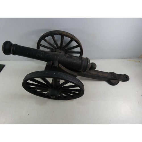 346A - A LARGE CAST IRON NON FIRING MODEL CANON ON CARRIAGE, 44CM BARREL, LENGTH 72CM, HEIGHT 34.5CM