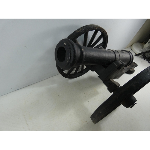 346A - A LARGE CAST IRON NON FIRING MODEL CANON ON CARRIAGE, 44CM BARREL, LENGTH 72CM, HEIGHT 34.5CM