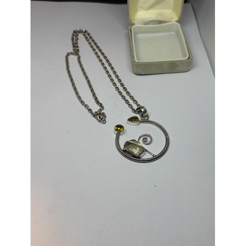 538 - A SILVER DESIGNER NECKLACE WITH ROCK CRYSTAL AND CITRINE