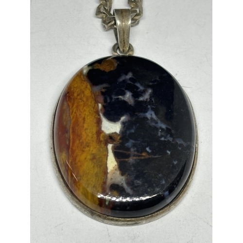 562 - A SILVER NECKLACE WITH AN OVAL AGATE PENDANT