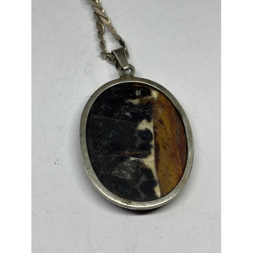 562 - A SILVER NECKLACE WITH AN OVAL AGATE PENDANT