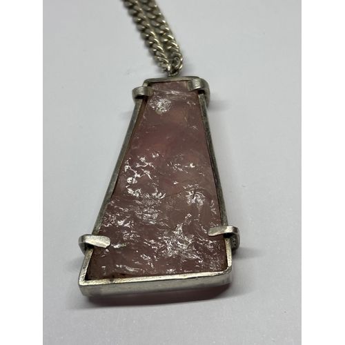 570 - A SILVER AND AGATE NECKLACE