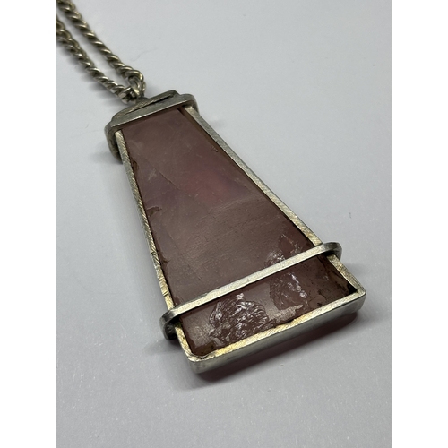 570 - A SILVER AND AGATE NECKLACE