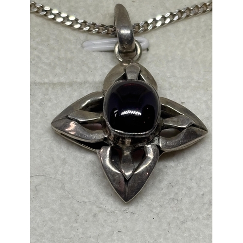 602 - A SILVER AND AGATE STONE NECKLACE IN A PRESENTATION BOX