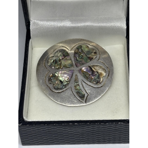 604 - A SILVER AND MOTHER OF PEARL BROOCH IN A PRESENTATION BOX A/F