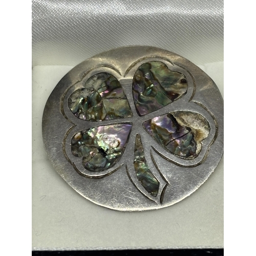 604 - A SILVER AND MOTHER OF PEARL BROOCH IN A PRESENTATION BOX A/F