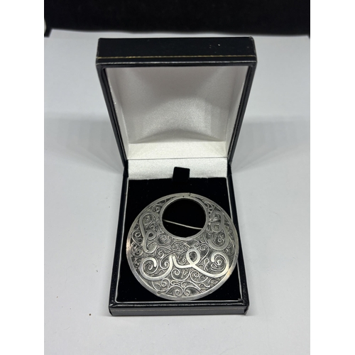 608 - A CIRCULAR CELTIC BROOCH IN A PRESENTATION BOX