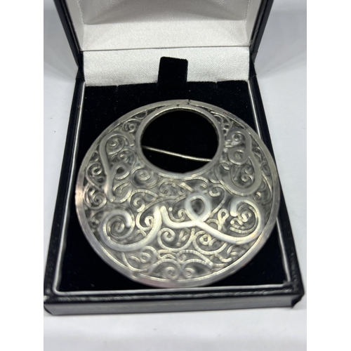 608 - A CIRCULAR CELTIC BROOCH IN A PRESENTATION BOX