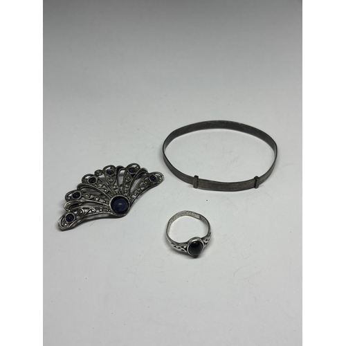 624 - THREE HALLMARKED VICTORIAN SILVER ITEMS OF JEWELLERY TO INCLUDE A BANGLE, BROOCH AND RING