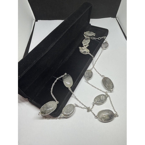 628 - A MARKED SILVER NECKLACE WITH GREY/BLACK STONES IN A PRESENTATION BOX