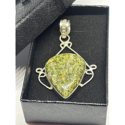 629 - A MARKED 925 SILVER AND GREEN COLOURED STONE PENDANT IN A PRESENTATION BOX