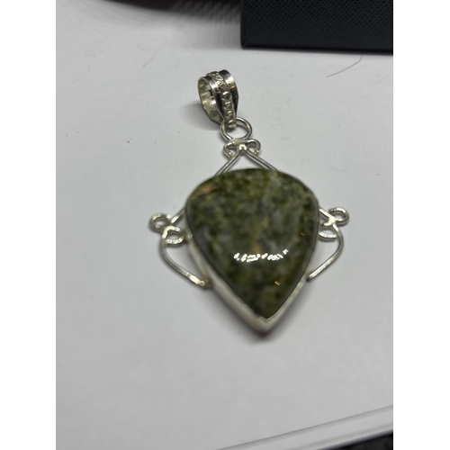 629 - A MARKED 925 SILVER AND GREEN COLOURED STONE PENDANT IN A PRESENTATION BOX