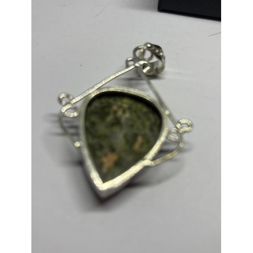 629 - A MARKED 925 SILVER AND GREEN COLOURED STONE PENDANT IN A PRESENTATION BOX