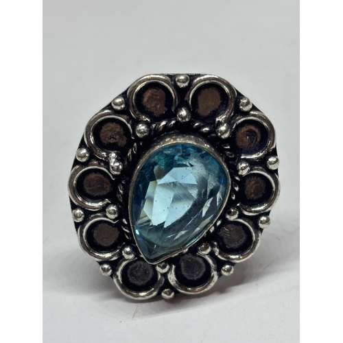 630 - A MARKED 925 SILVER AND BLUE STONE RING IN A PRESENTATION BOX