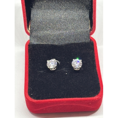 632 - A PAIR OF MARKED 925 STUD EARRINGS IN A PRESENTATION BOX