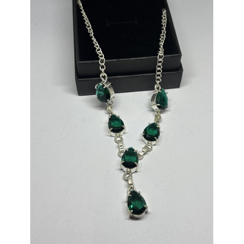 633 - A MARKED 925 SILVER AND GREEN STONE NECKLACE IN A PRESENTATION BOX