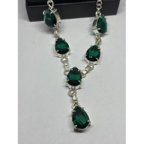 633 - A MARKED 925 SILVER AND GREEN STONE NECKLACE IN A PRESENTATION BOX