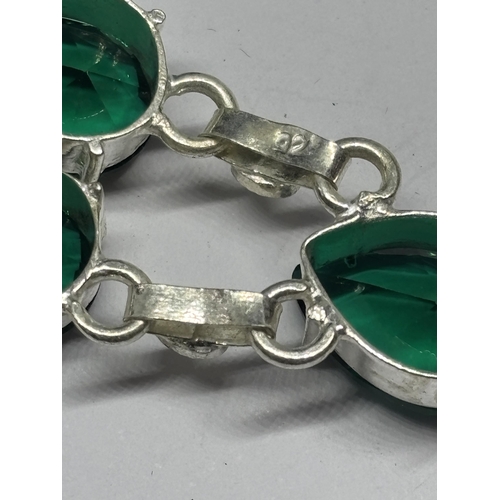 633 - A MARKED 925 SILVER AND GREEN STONE NECKLACE IN A PRESENTATION BOX