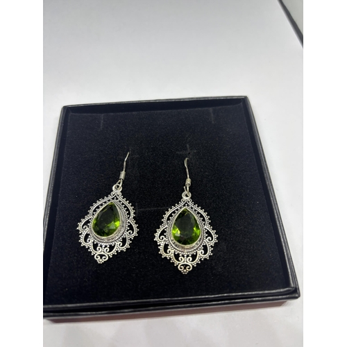 637 - A PAIR OF MARKED 925 SILVER AND GREEN STONE EARRINGS IN A PRESENTATION BOX