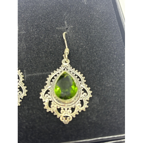 637 - A PAIR OF MARKED 925 SILVER AND GREEN STONE EARRINGS IN A PRESENTATION BOX