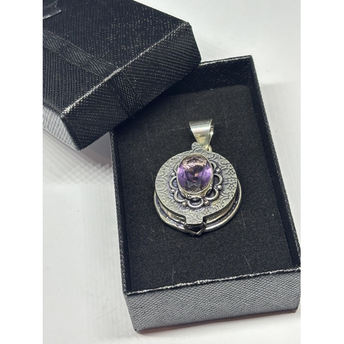 641 - A MARKED 925 SILVER TRINKET BOX PENDANT IN A PRESENTATION BOX