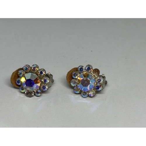 653 - A VINTAGE CLEARSTONE BROOCH AND MATCHING EARRINGS IN A PRESENTATION BOX