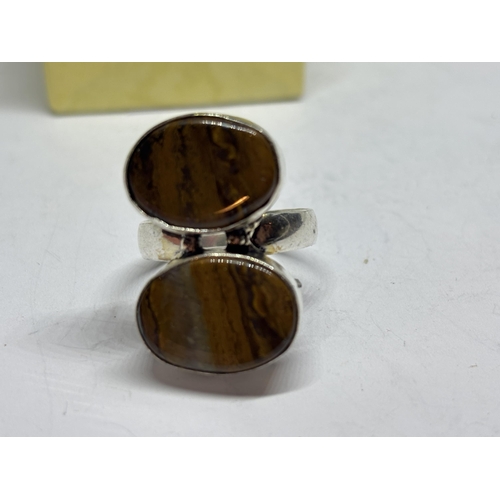 695 - A MARKED 925 SILVER OBSIDIAN JASPER RING SIZE P IN A PRESENTATION BOX