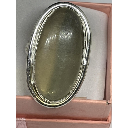 723 - A MARKED 925 SILVER RING WITH LARGE STONE IN A PRESENTATION BOX