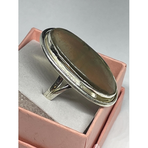 723 - A MARKED 925 SILVER RING WITH LARGE STONE IN A PRESENTATION BOX