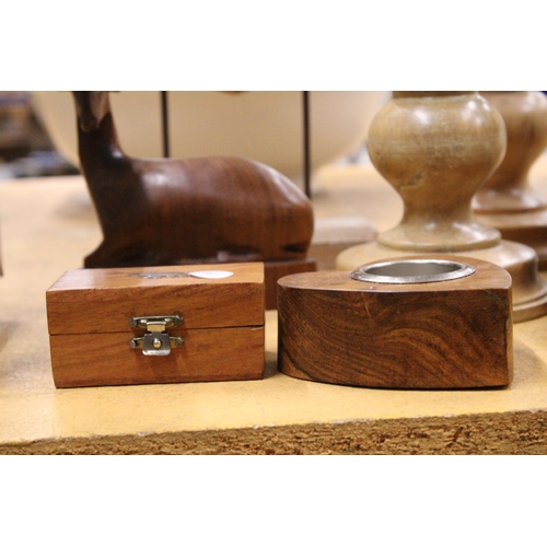 925 - A QUANTITY OF TREEN ITEMS TO INCLUDE A PAIR OF CANDLESTICKS, A HEART DECORATION, BOX, BOOK BOXES, ET... 