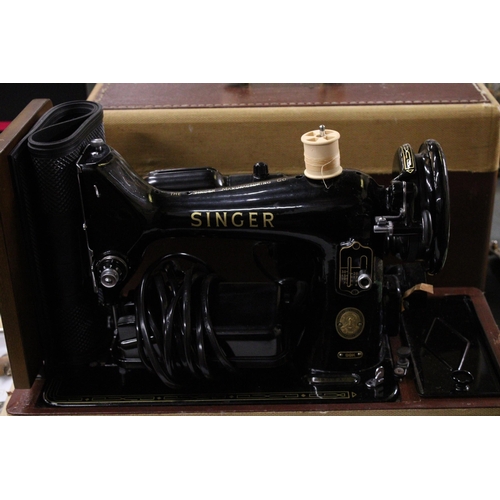 940 - A VINTAGE SINGER SEWING MACHINE REG. NO. EM903349 WITH ORIGINAL CASE