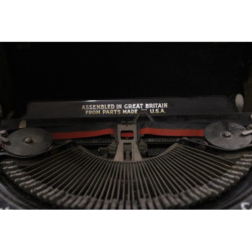 989 - A VINTAGE SMITH PREMIER COMPACT PORTABLE TYPEWRITER ASSEMBLED IN GREAT BRITAIN WITH PARTS MADE IN TH... 