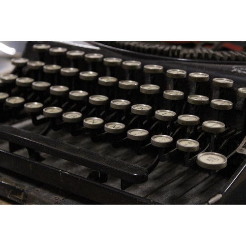 989 - A VINTAGE SMITH PREMIER COMPACT PORTABLE TYPEWRITER ASSEMBLED IN GREAT BRITAIN WITH PARTS MADE IN TH... 