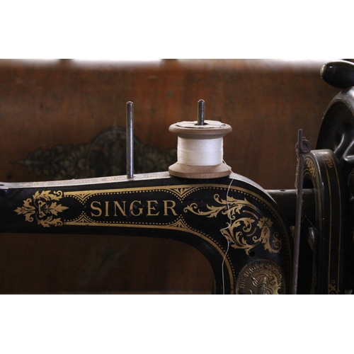 992 - AN ANTIQUE SINGER SEWING MACHINE CASED