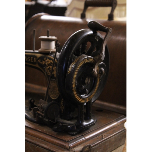 992 - AN ANTIQUE SINGER SEWING MACHINE CASED