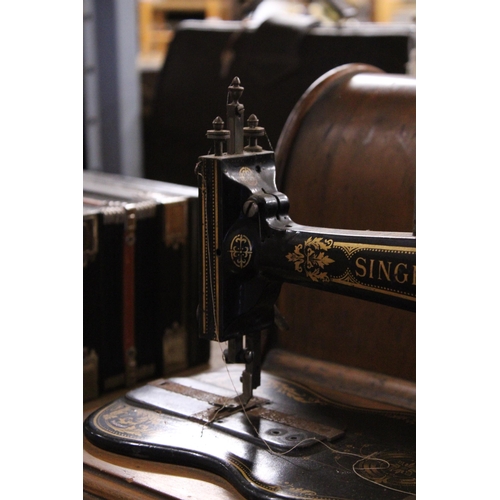 992 - AN ANTIQUE SINGER SEWING MACHINE CASED