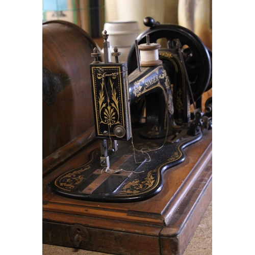 992 - AN ANTIQUE SINGER SEWING MACHINE CASED