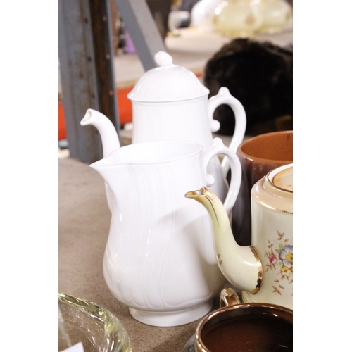 1118 - A QUANTITY OF TEAPOTS, ETC TO INCLUDE BRITANNIA POTTERY