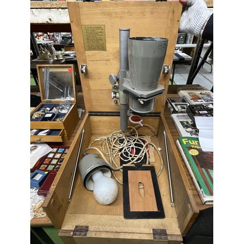 1215 - AN ILFORD PORTABLE MICRO PRECISION ENLARGER IN A WOODEN BOX