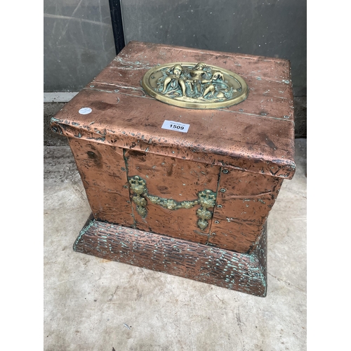 1509 - AN ARTS AND CRAFTS COPPER COVERED COAL BOX WITH LINER AND BRASS PLAQUE AND HANDLES