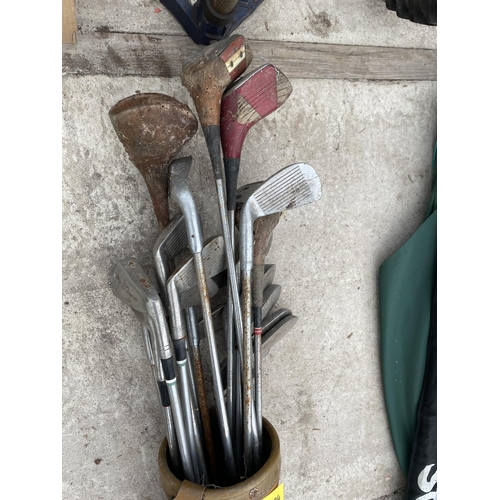 1927 - A VINTAGE GOLF BAG CONTAINING AN ASSORTMENT OF VINTAGE GOLF CLUBS