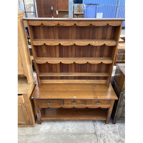 2749 - AN 18TH CENTURY STYLE OAK DRESSER ENCLOSING THREE DRAWERS, POT BOARD AND PLATE RACK, 60